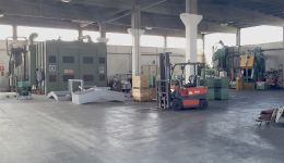 interno_capannone_con_muletto.jpg